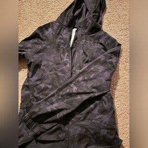 Lululemon Windbreaker Black/Camo Size 6